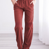 Eine Frau trägt rotfarbene Sommerhosen